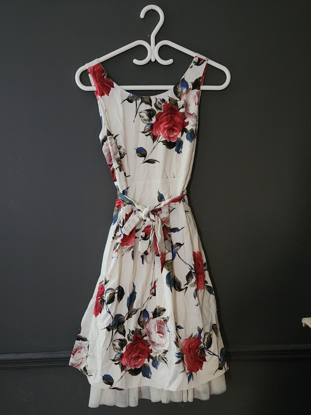 Suzy Shier White Midi Dress with Red Rose Print